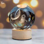 Lámpara cristal astronauta saliendo de la luna